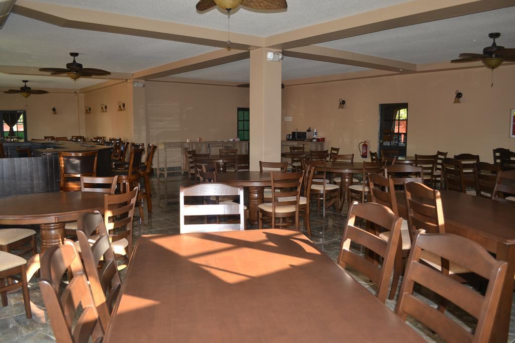 Montecristo Inn Piarco المظهر الخارجي الصورة