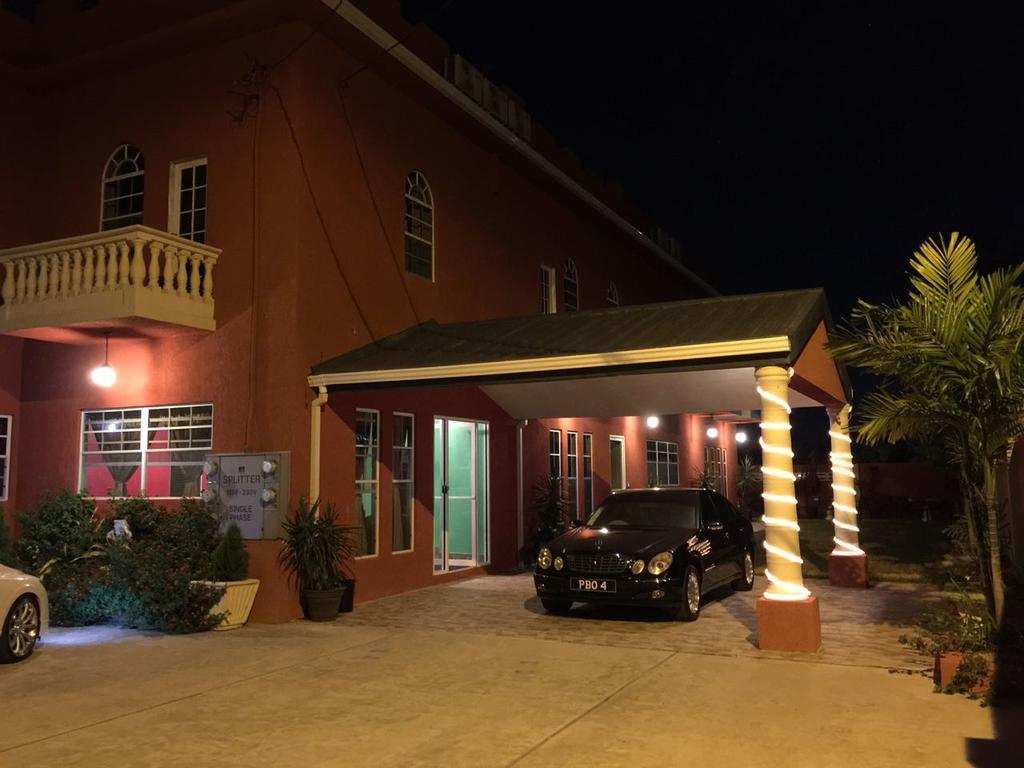 Montecristo Inn Piarco المظهر الخارجي الصورة
